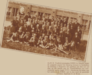 873644 Groepsportret van leden en bestuur van de Utrechtse R.K. Voetbalvereniging H.M.S. bij het 10-jarig bestaan van ...